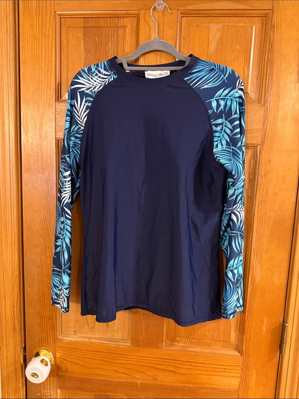 Hanna Nikole women’s built in bra rash guard long sleeve swim top size 18W.